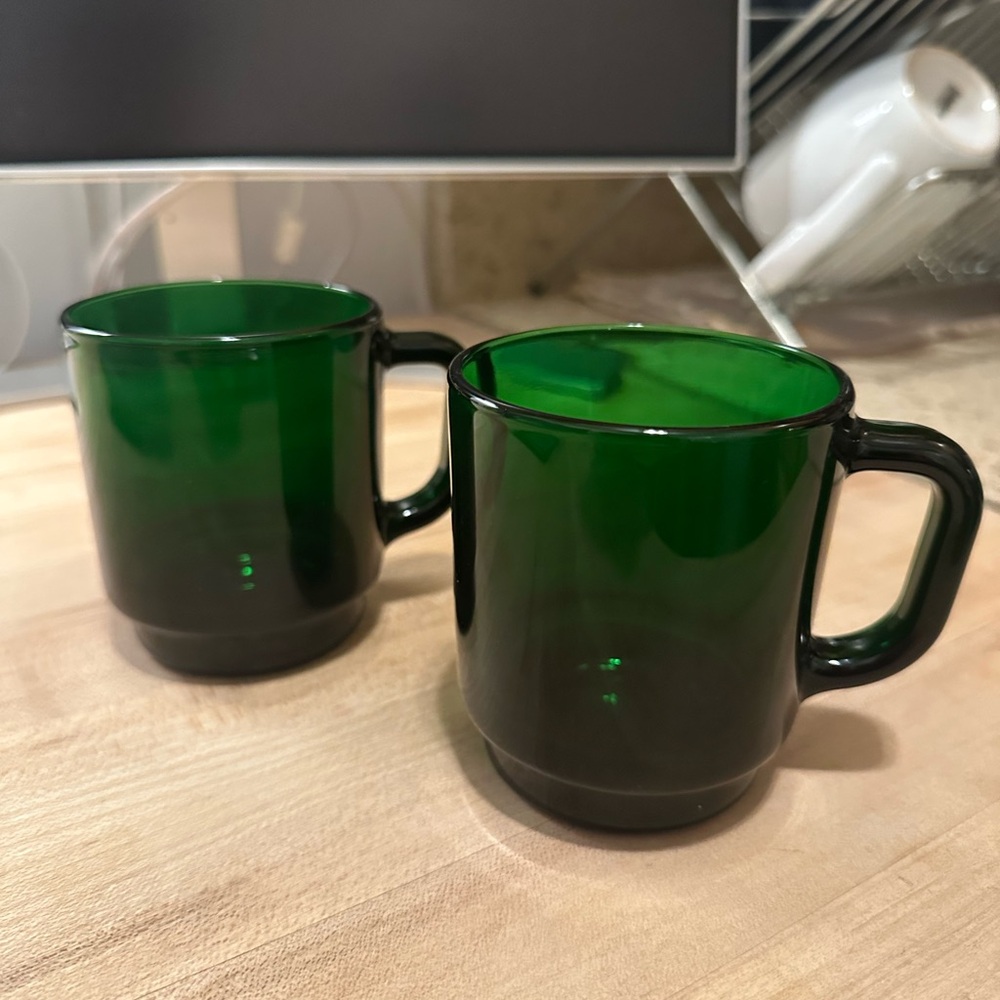 Set of 2 Vintage Arcoroc France Emerald Green Glass 8 Oz Mugs - Like New